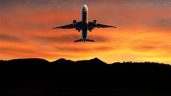 黄昏下飞机飞行图片