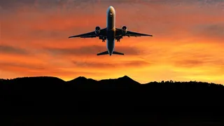 黄昏下飞机飞行图片