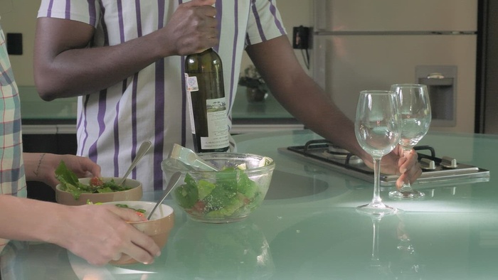 夫妇准备晚餐沙拉
