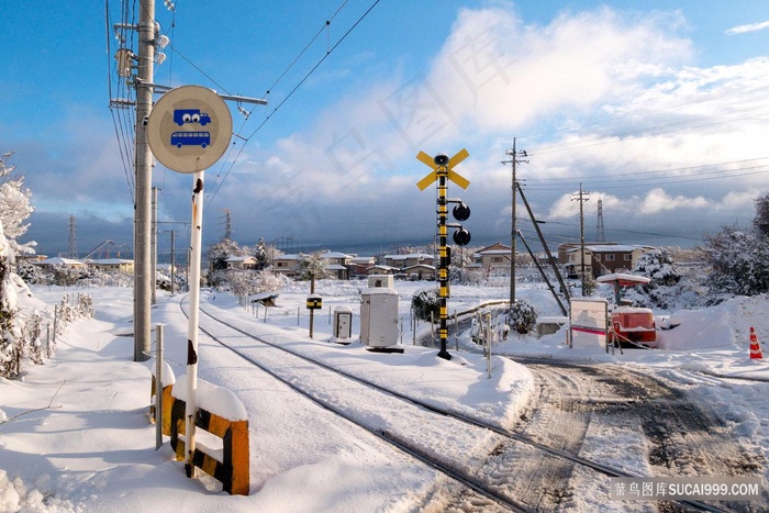 铁路道口上的积雪