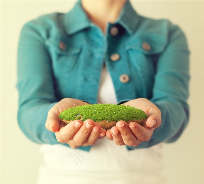 手捧着土地的人物高清图