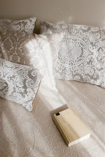 床上书本摄影图片