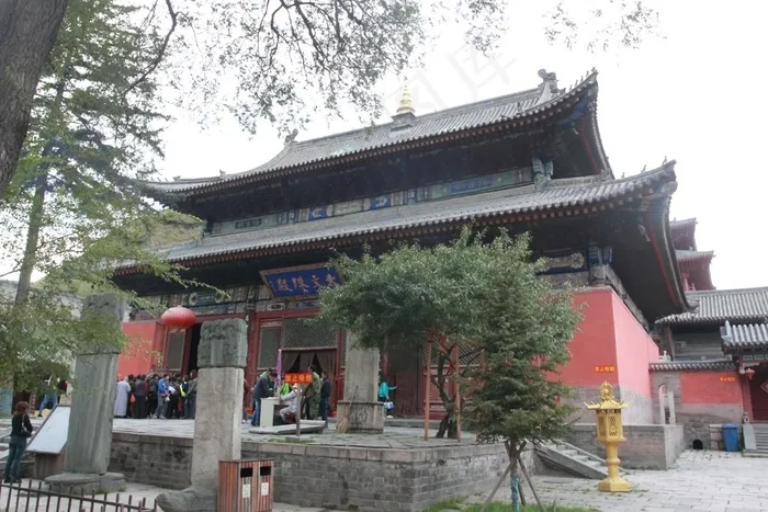 天空下的古建筑庙宇