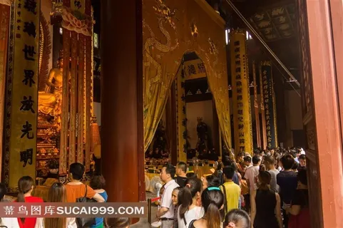 灵隐寺佛堂大殿前的游客和信徒