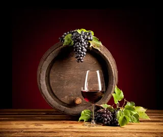 红葡萄和红葡萄美酒酒杯图片