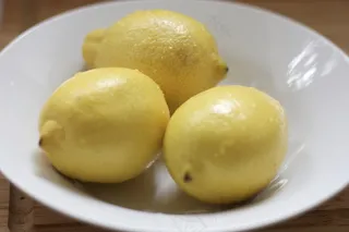 三颗黄柠檬图片