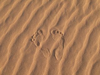 沙滩脚印背景素材