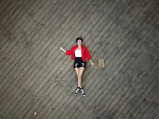 躺在地上的美女写真图片