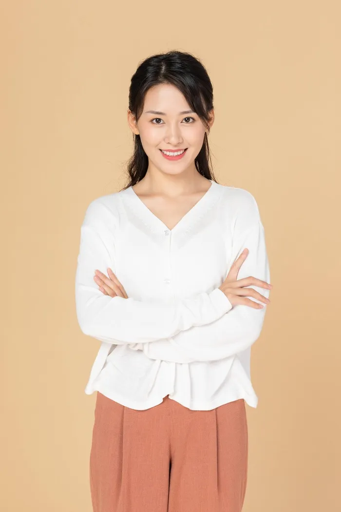 纯色背景平易近人形象照psd模版下载