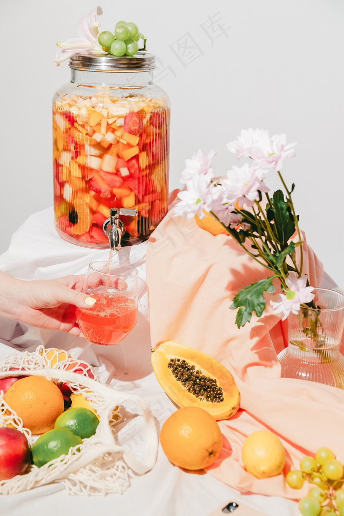 清爽夏季果汁饮品摄影照片