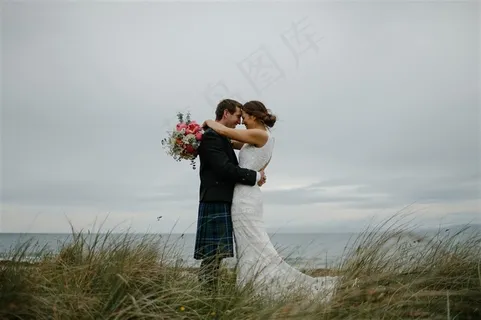 甜蜜的新郎新娘高清图