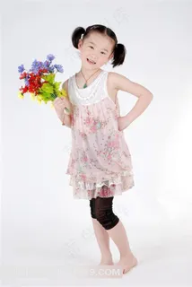 拿鲜花的小女孩高清素材