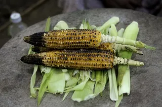 美味烤玉米棒图片