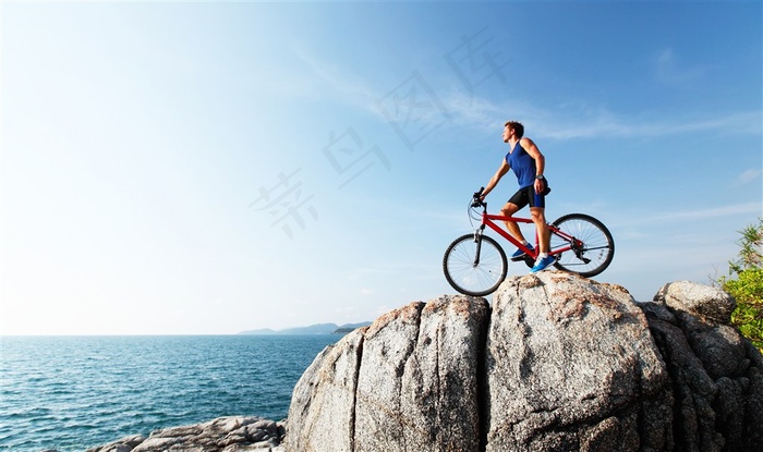 海边骑自行车的人高清图片