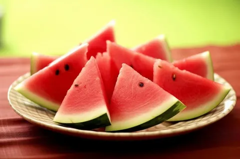 切块西瓜装盘背景