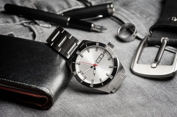 钱包手机和钢笔