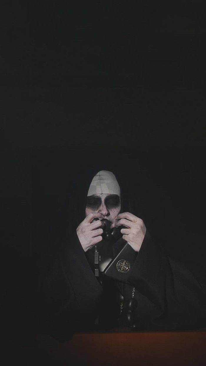 黑暗中的万圣节修女