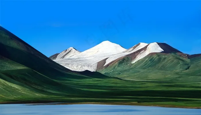 绵延起伏的山峦山水风景图片