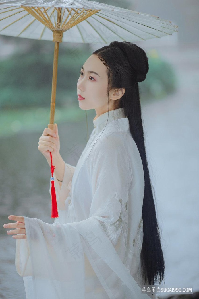 户外河边雨天里的古风少女图片