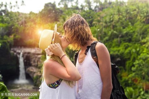 阳光下接吻欧美情侣