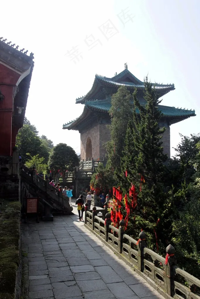寺院内的钟楼