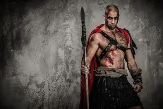 拿着长枪的欧美战士高清图片