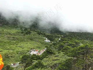 白色云彩与地面风景图