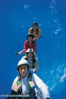 在空中叠罗汉的跳伞运动员