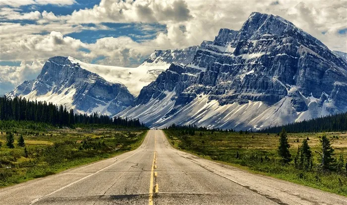 高山白云下唯美的公路