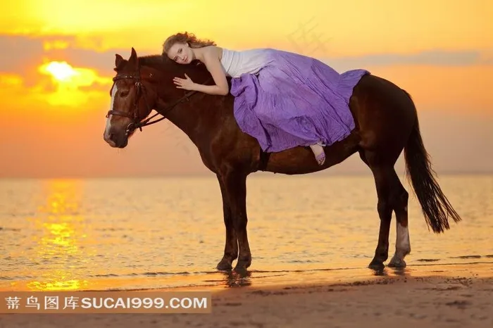 黄昏海边美女风景图片