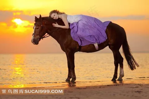 黄昏海边美女风景图片