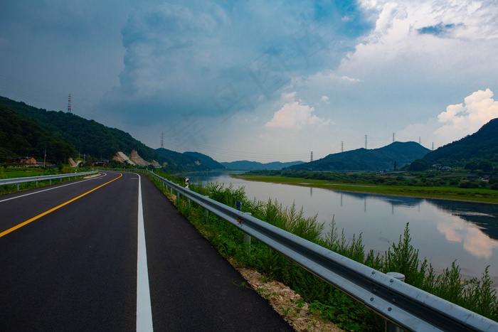 公路河流自然风光图片