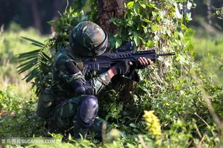 特种兵战士演练中