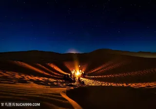 户外野营搭帐篷烤火运动图片