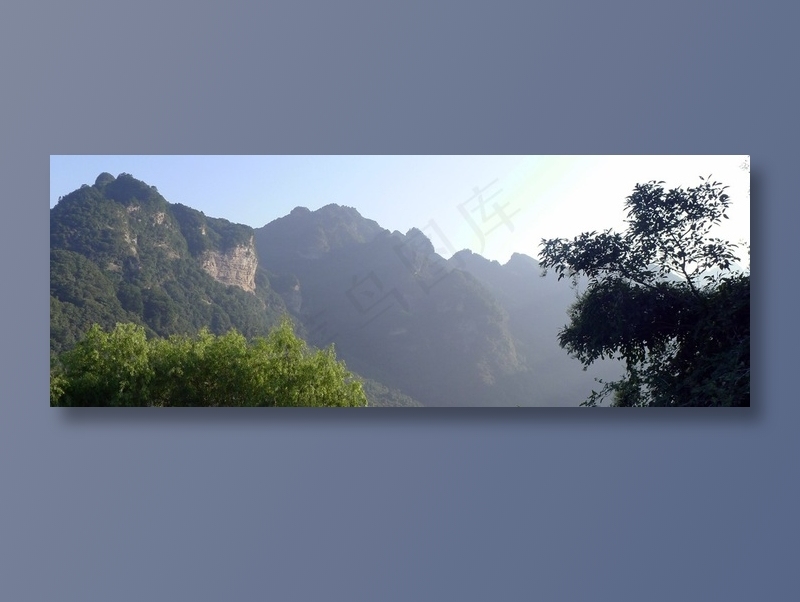 蓝天下的山岭