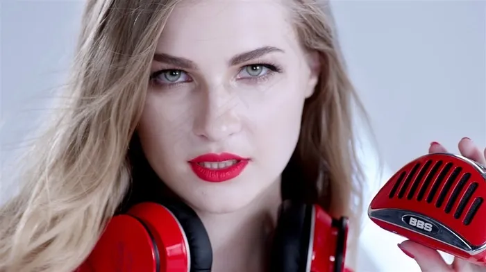 手机麦克风金发美女秀波形