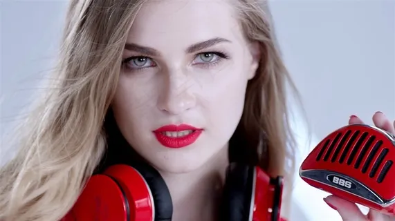 手机麦克风金发美女秀波形