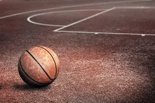 篮球场上的篮球