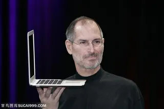 乔布斯手拿苹果笔记本电脑产品发布会演讲
