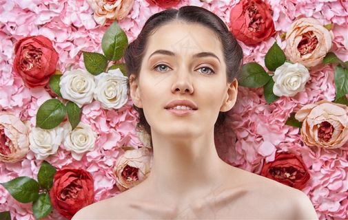 面带微笑外国美女模特写真