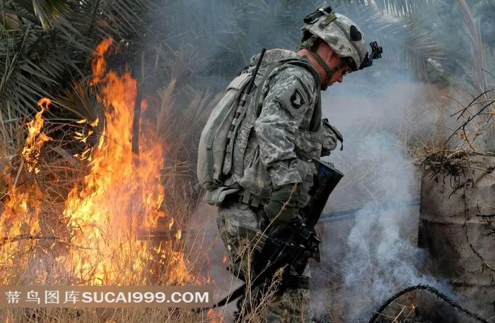 低头的士兵和燃烧的树木