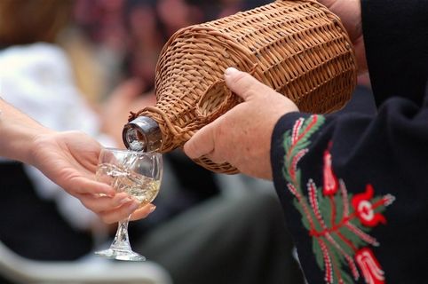 青葡萄酒倒入酒杯中