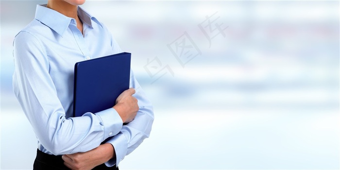 手拿深蓝色文件夹的工作人员