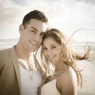 微笑的国外情侣