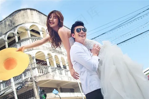 教堂前拥抱的情侣