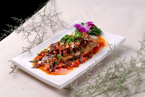 热菜干烧鲫鱼中华美食摄影图