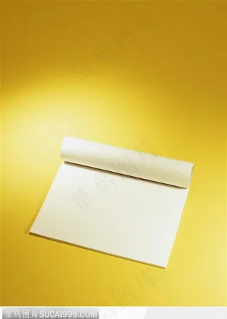 黄色灯光下的书本