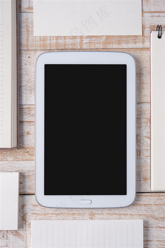 木桌子上的平板电脑