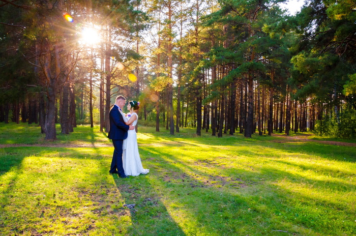 草地情侣婚纱摄影图片