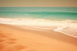 清澈的海水和沙滩，背景是波浪，浅蓝绿色和浅米色风格，简单，flickr，konica big mini，迷人，棕色和蓝色，yankeecore摄影图